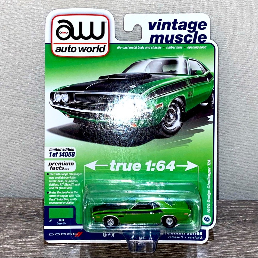 AUTO WORLD 1970 Dodge Challenger T/A Green Black Diecast Muscle Car 1/64